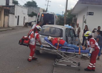 Mujer herida en choque de vehículos en calles 19 y Abasolo de Cd. Victoria