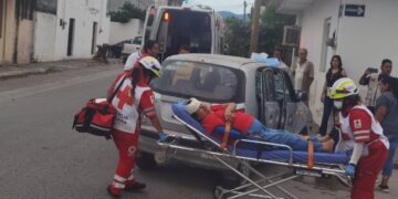 Mujer herida en choque de vehículos en calles 19 y Abasolo de Cd. Victoria