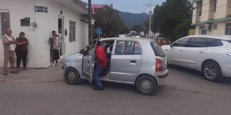 Mujer herida en choque de vehículos en calles 19 y Abasolo de Cd. Victoria