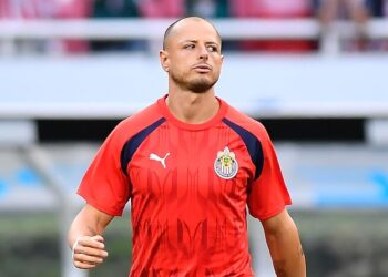 ‘Chicharito’ Hernández sufre desgarro muscular y podría perderse varios meses con Chivas