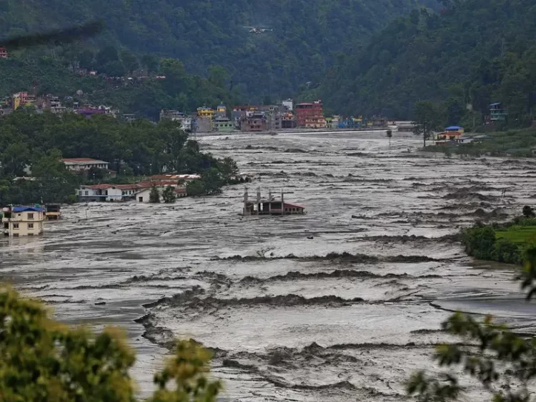 Ruptura de un lago glaciar inundó un pueblo en la región del Everest, en Nepal