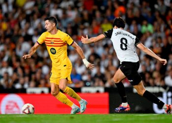 Lewandowski resucitó al Barcelona; doblegan al Valencia 2-1