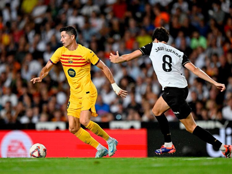 Lewandowski resucitó al Barcelona; doblegan al Valencia 2-1
