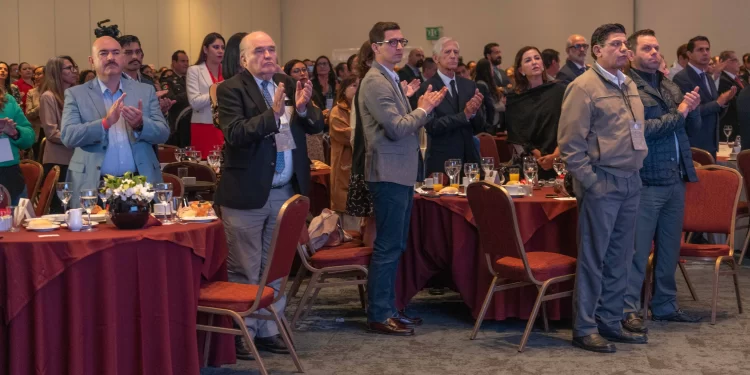 Reconocen importancia de veterinarios para proteger salud animal, de personas y ecosistemas