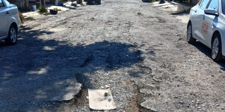 Piden a Obras Públicas Municipales de Victoria, tapar baches en calles de “Lomas de Calamaco”