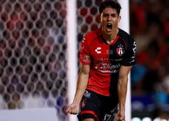 Atlas de Guadalajara vence 2-1 a un desordenado Pumas de la UNAM 