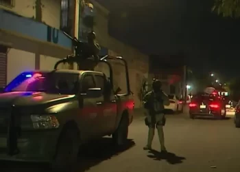 Matan a balazos a tres que platicaban de noche afuera de su casa en Nuevo León