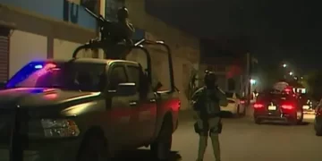 Matan a balazos a tres que platicaban de noche afuera de su casa en Nuevo León