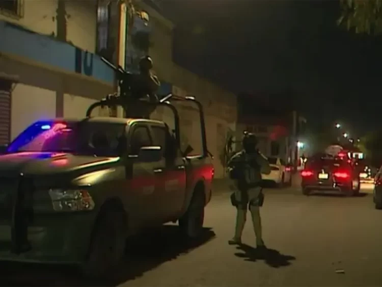 Matan a balazos a tres que platicaban de noche afuera de su casa en Nuevo León