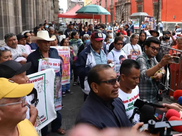 Padres de los 43 normalistas de Ayotzinapa concluyen el diálogo con López Obrador