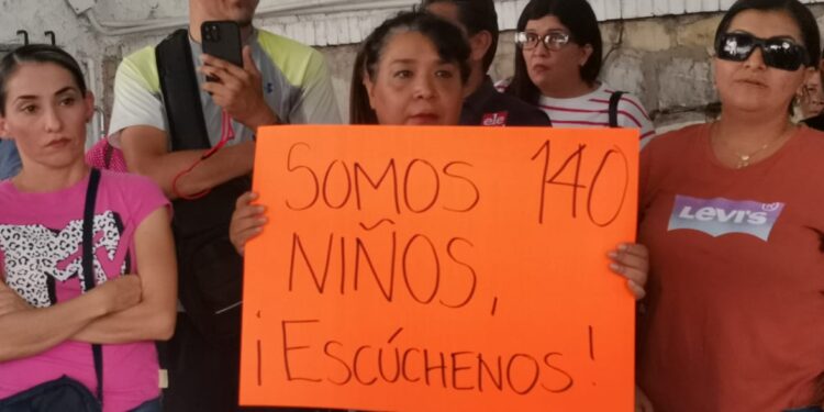 Protestan madres de familia por cancelación de subrogación en CENDI Peques Victoria