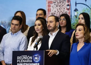 Legisladores del PAN firman compromiso para mantenerse unidos en defensa de México