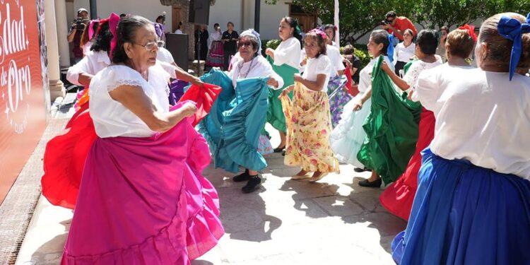 Festeja UAT al club universitario Edad de Oro en el Día de los Abuelitos
