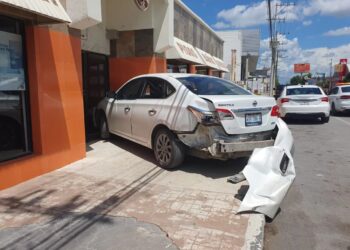 Conductor es impactado al cambiar de carril sobre la Av. Carrera Torres
