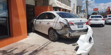 Conductor es impactado al cambiar de carril sobre la Av. Carrera Torres