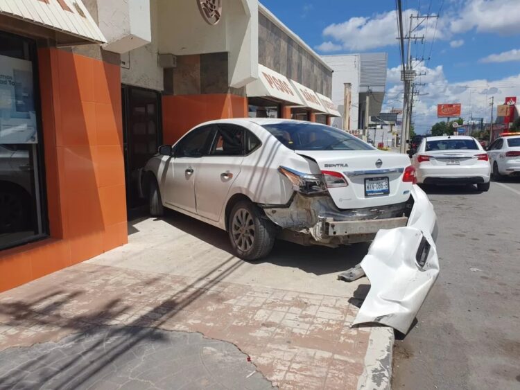Conductor es impactado al cambiar de carril sobre la Av. Carrera Torres