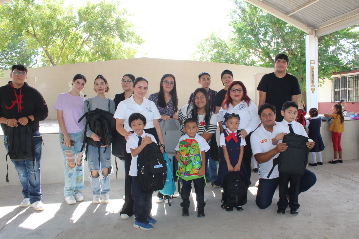 Entrega la UAT material escolar a estudiantes de primaria en Río Bravo