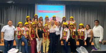 Capacitan a mujeres como operadoras de camiones de carga en programa de IMT