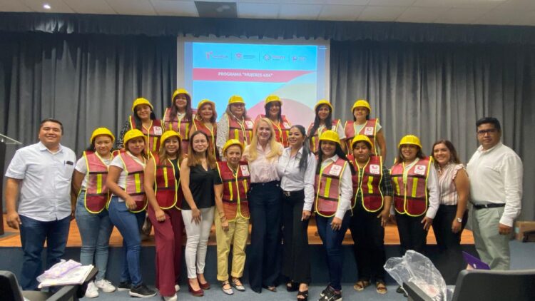 Capacitan a mujeres como operadoras de camiones de carga en programa de IMT