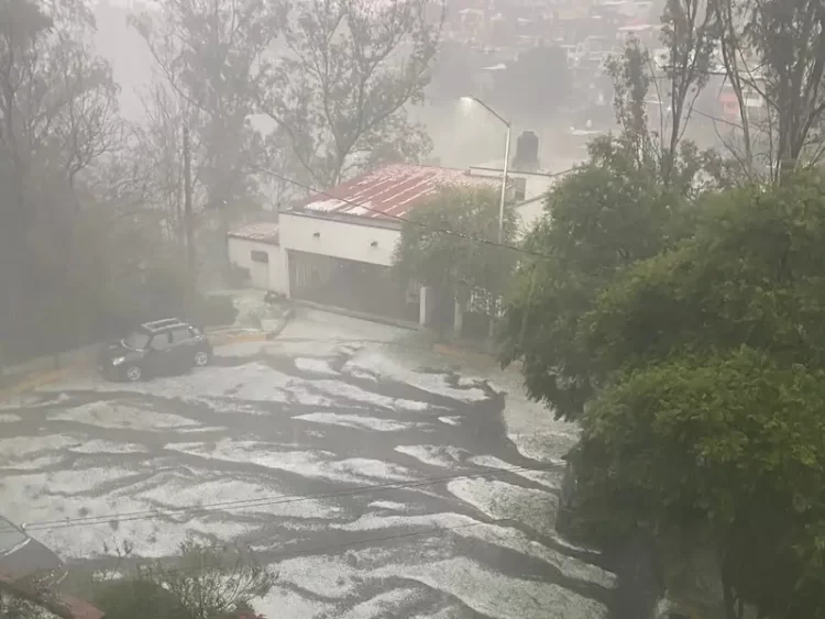 Granizada y fuerte viento sorprende a varias zonas de la Ciudad de México