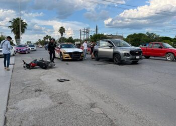 Motociclistas se atraviesan a auto y camioneta en la Av. José Sulaimán