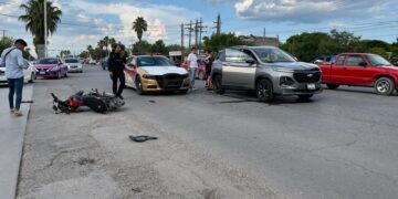 Motociclistas se atraviesan a auto y camioneta en la Av. José Sulaimán