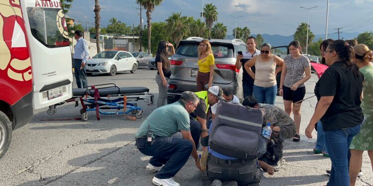 Motociclistas se atraviesan a auto y camioneta en la Av. José Sulaimán