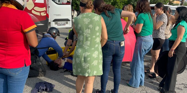 Motociclistas se atraviesan a auto y camioneta en la Av. José Sulaimán