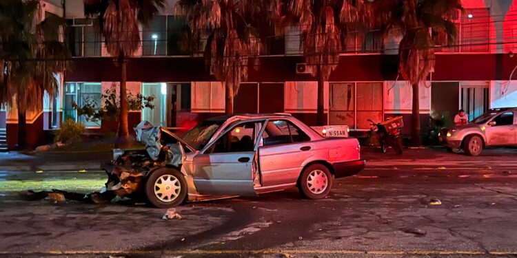 Ebrio choca después de huir del operativo anti-alcohol, está grave en hospital