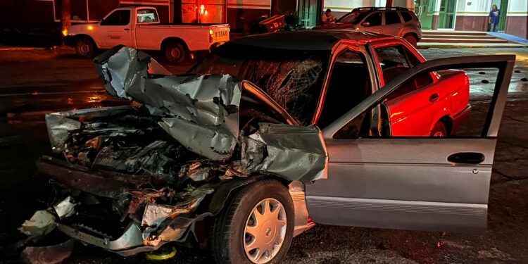 Ebrio choca después de huir del operativo anti-alcohol, está grave en hospital