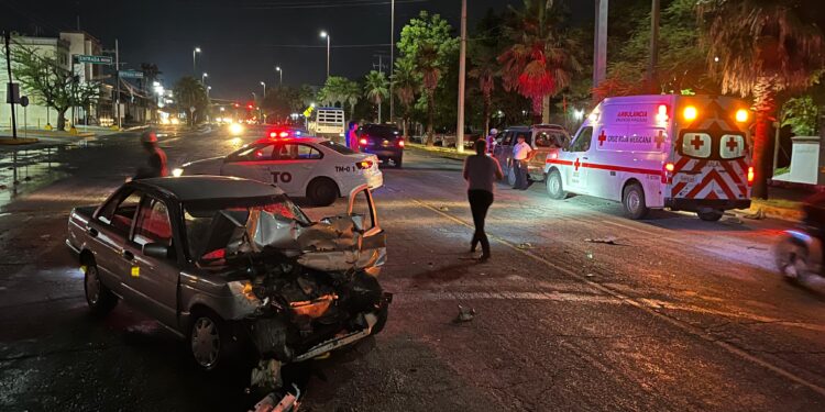Ebrio choca después de huir del operativo anti-alcohol, está grave en hospital