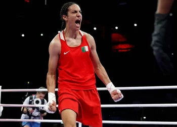 Con todo y polémica, Imane Khelif asegura medalla en París