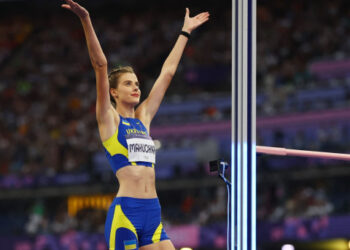 La ucrraniana Yaroslava Mahuchikh se lleva oro en salto de altura en París