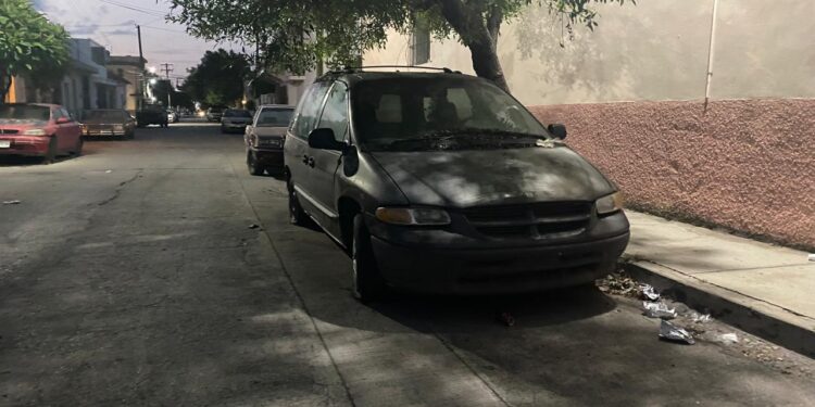 Urge retirar vehículos chatarra abandonados en vía pública de la zona centro de Cd. Victoria