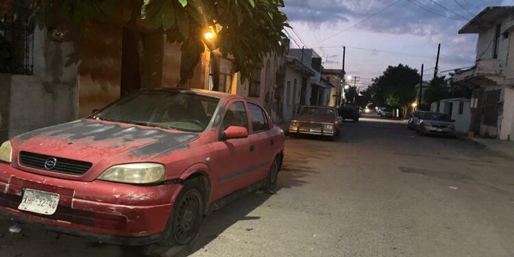 Urge retirar vehículos chatarra abandonados en vía pública de la zona centro de Cd. Victoria
