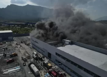 Incendio consume una nave industrial en Santa Catarina, Nuevo León