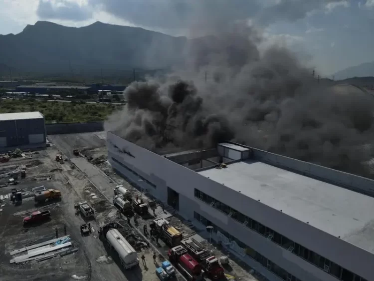 Incendio consume una nave industrial en Santa Catarina, Nuevo León