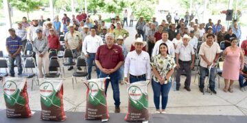 Reciben productores agrícolas de Soto la Marina semilla de sorgo y maíz
