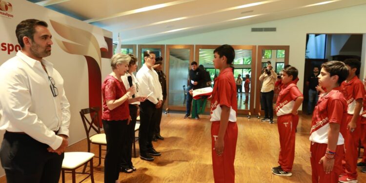 Abandera María de Villarreal a equipo que representará a México en Mundial de Béisbol Infantil