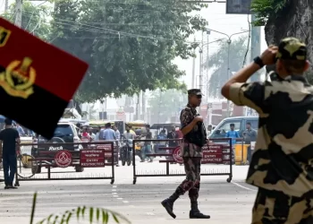 Los militares, tras tomar control de Bangladesh, se reúnen con líderes estudiantiles