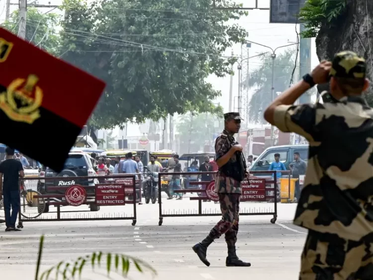 Los militares, tras tomar control de Bangladesh, se reúnen con líderes estudiantiles