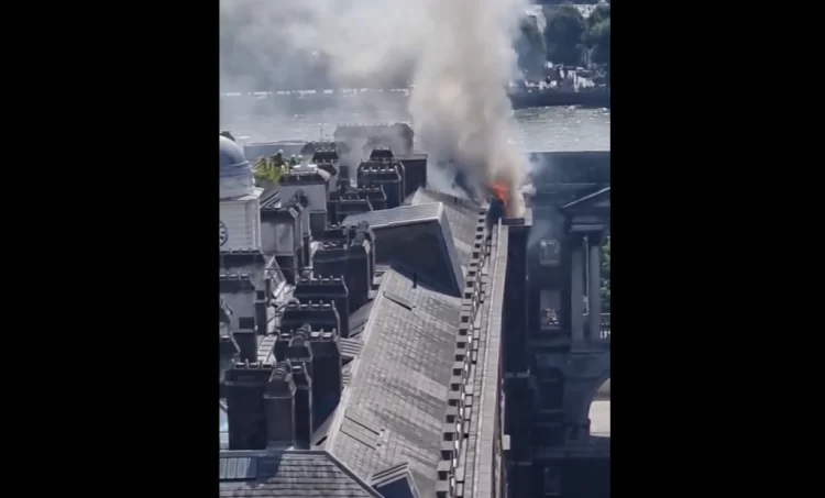 Fuego en Somerset House: 70 bomberos desplegados en Londres