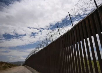 Texas refuerza frontera con México con nueva barrera de alambre sobre el muro