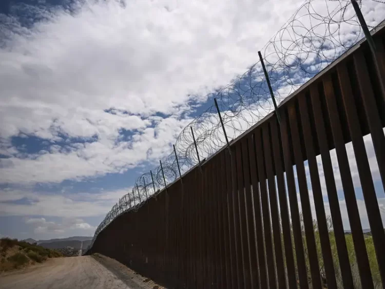 Texas refuerza frontera con México con nueva barrera de alambre sobre el muro