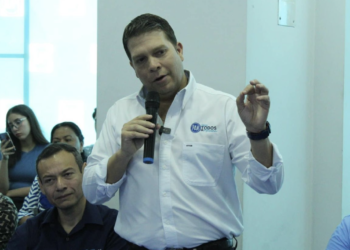 Lanza “Cachorro” Cantú confeti a alcaldes y diputados panistas que concluyen labores