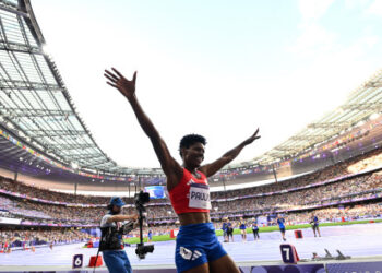 Dominicana Marileidy Paulino gana oro y bate récord en 400 metros en Olímpicos de París