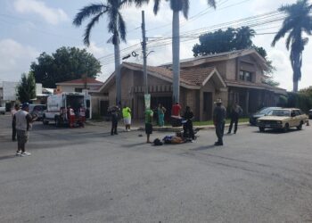 Mujer motociclista va a hospital tras chocar con camioneta que omitió alto