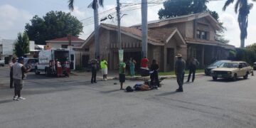 Mujer motociclista va a hospital tras chocar con camioneta que omitió alto