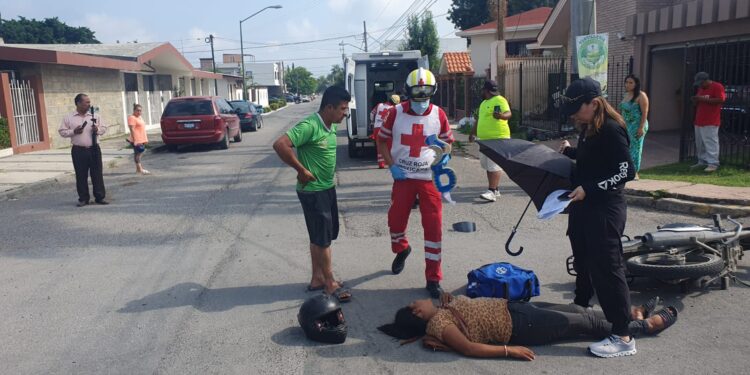Mujer motociclista va a hospital tras chocar con camioneta que omitió alto