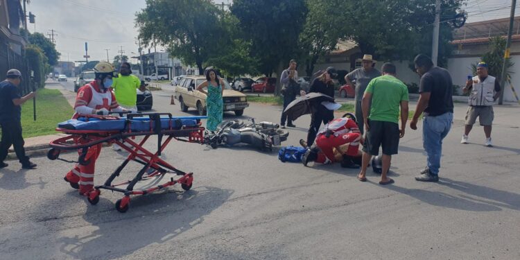 Mujer motociclista va a hospital tras chocar con camioneta que omitió alto